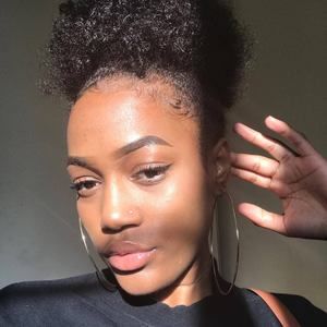 Meet your Posher, Dominique